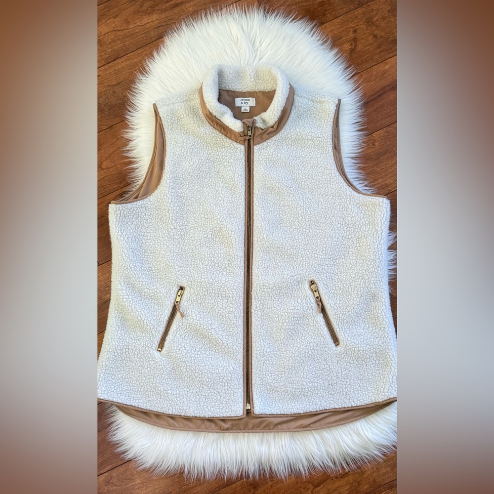 Crown & Ivy Cream Sherpa Tan/Brown Trim Fleece Vest-Size L